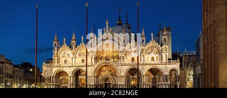Basilika`s Markusdom oder San Marco bei Nacht, Venedig, Italien. Die mittelalterliche Basilika ist das Wahrzeichen Venedigs. Panoramablick auf die Fassade des Heiligen Markus`s cathedr Stockfoto